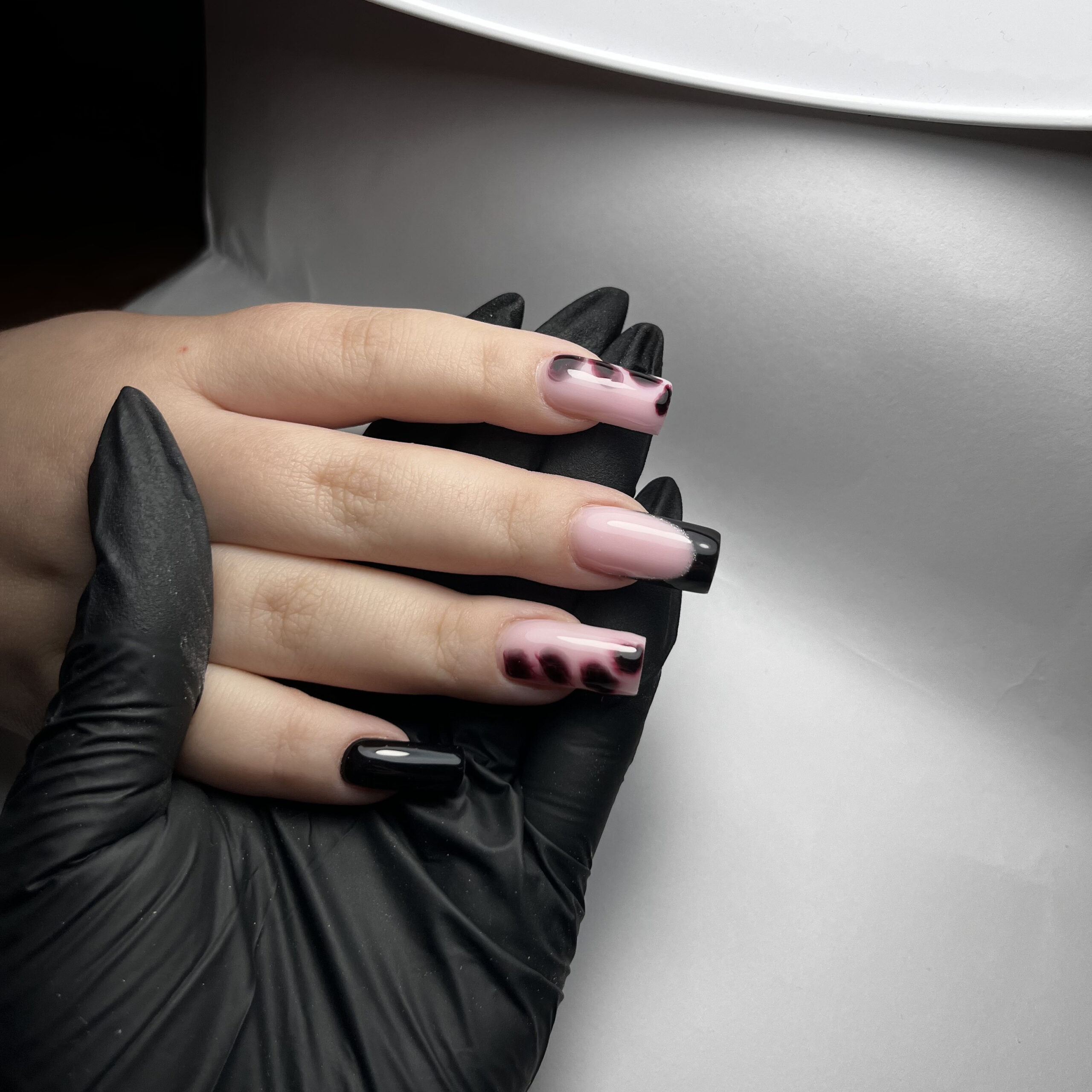 Home manicure ombre różowo-białe