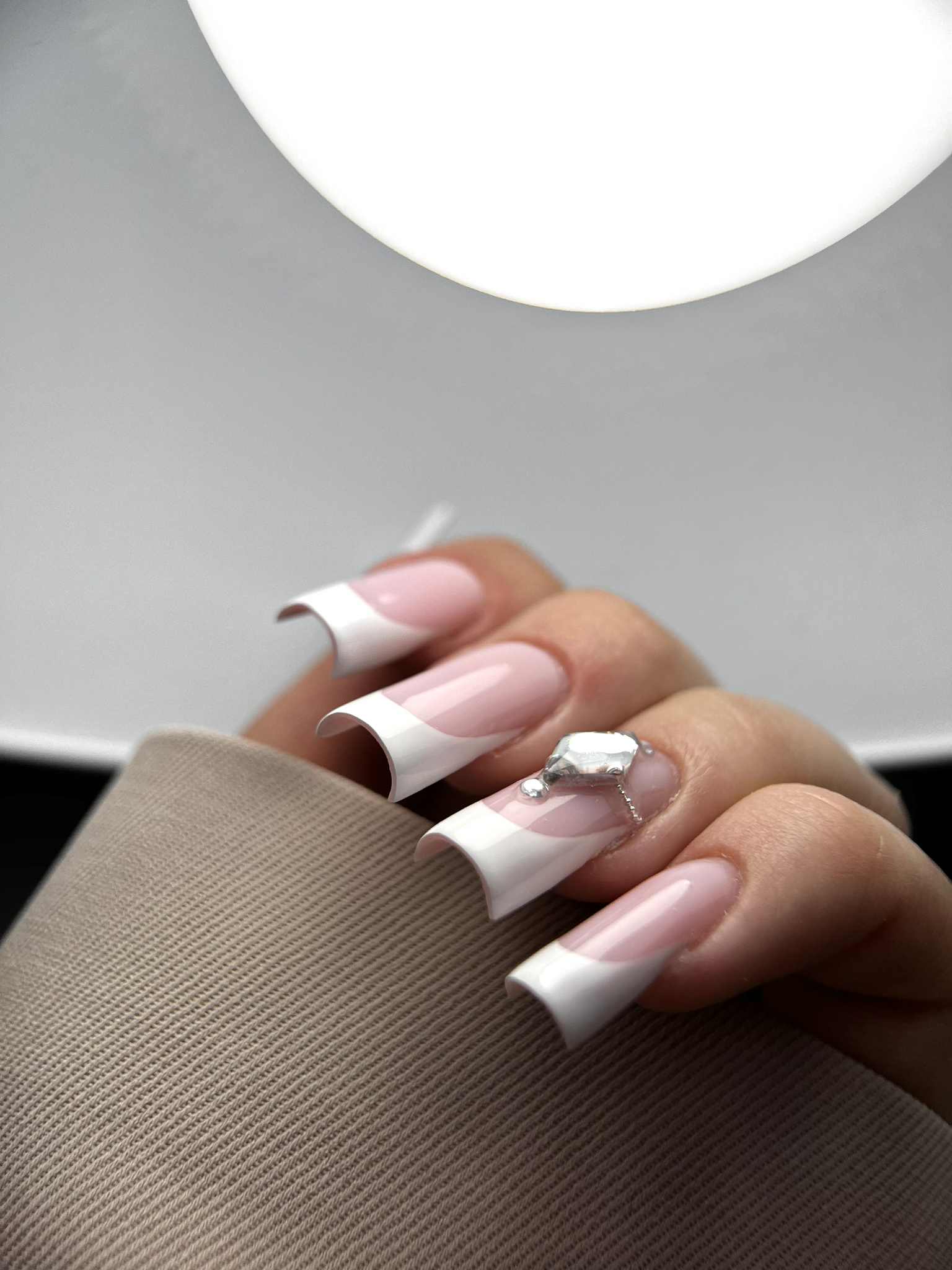 Home manicure czerwony elegancki